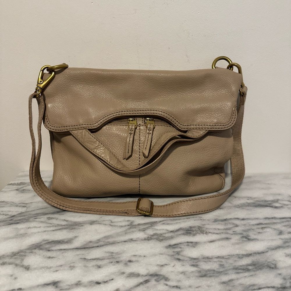 Fossil Erin Beige Pebble Grain Leather Credit Card Snap Fold
Over Cross Body